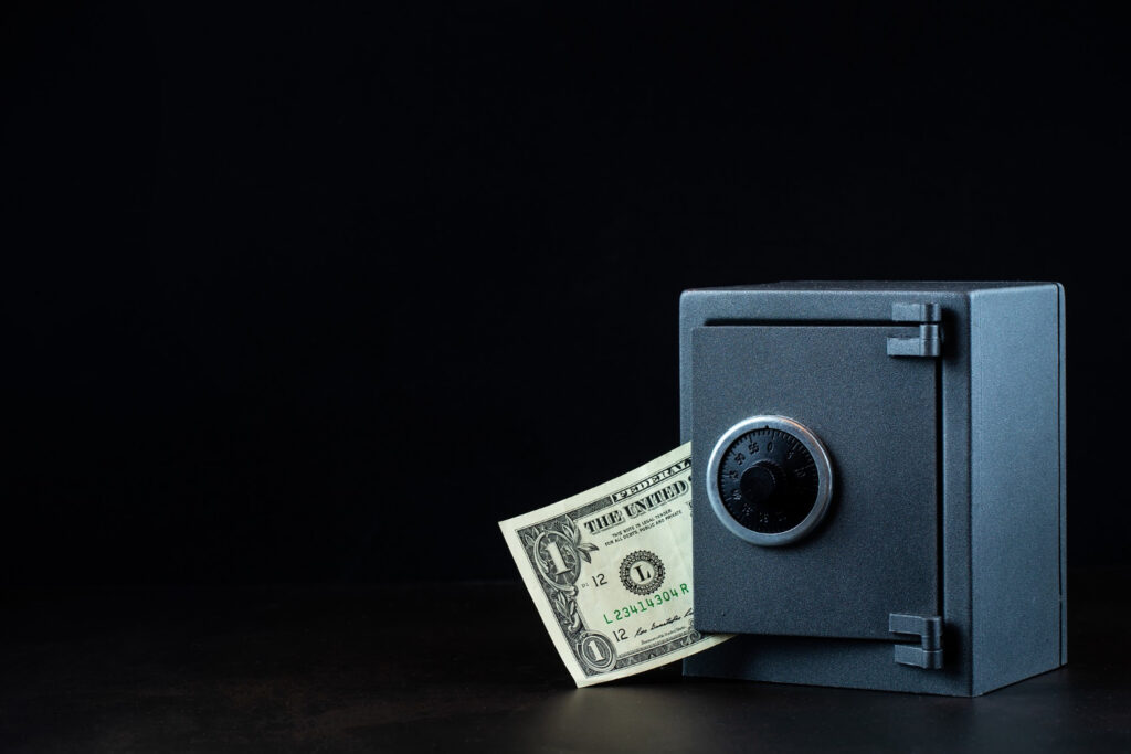 Otwarty sejf z banknotem
